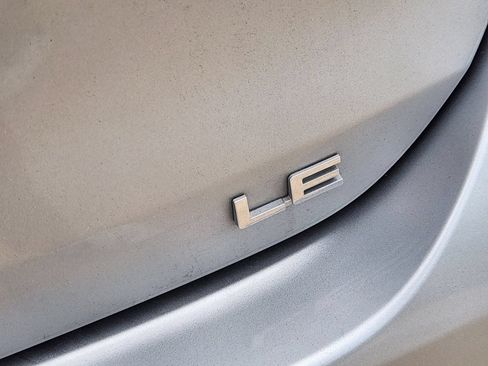 Used 2021 Toyota Highlander LE FWD image 11
