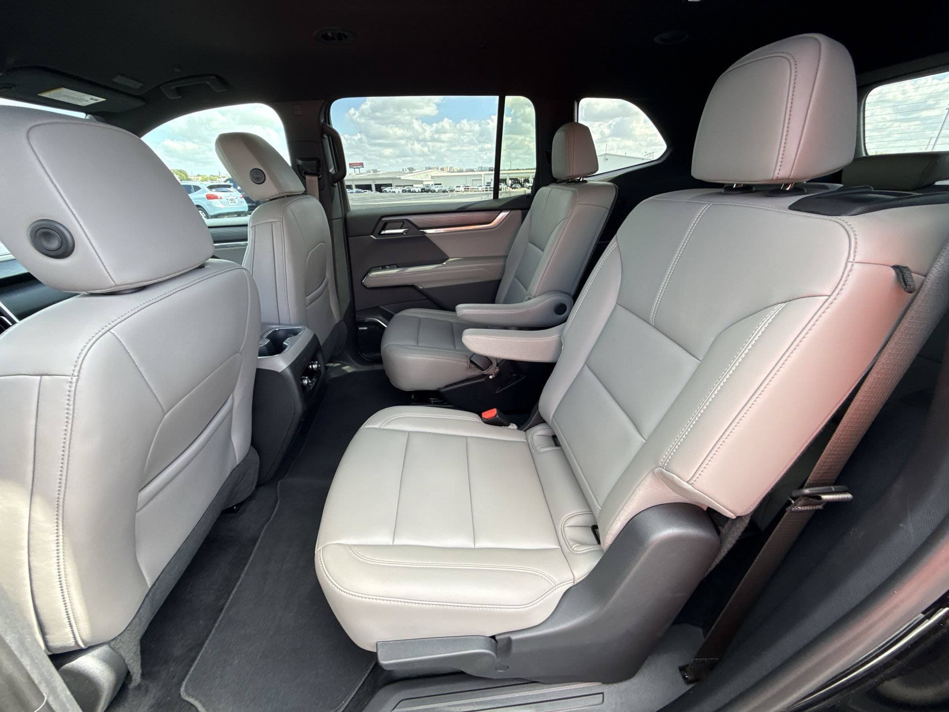 Used 2026 GMC Acadia Elevation w/ Elevation Premium Package FWD image 24