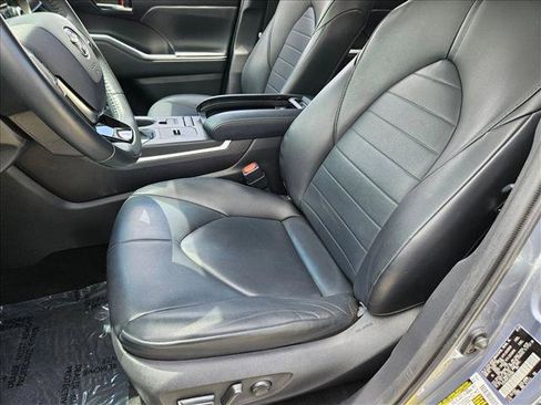 Used 2020 Toyota Highlander XLE FWD image 16