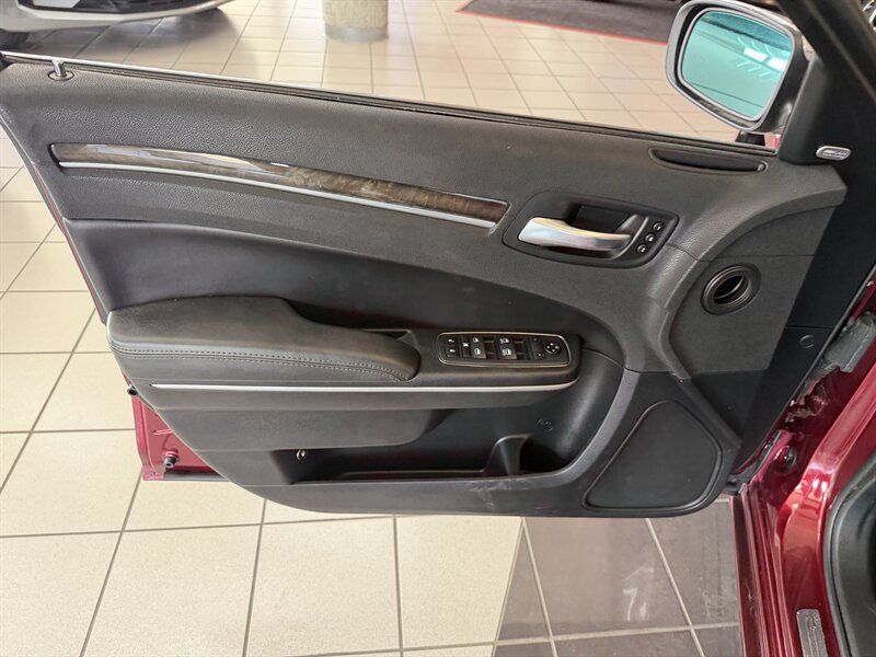 Used 2019 Chrysler 300 Limited RWD image 22