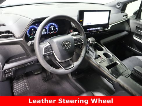 Used 2025 Toyota Sienna XLE Woodland Edition image 13