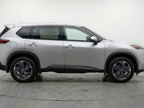 Used 2025 Nissan Rogue SV image 5