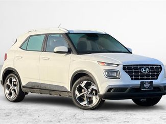 Used 2025 Hyundai Venue SEL video 1