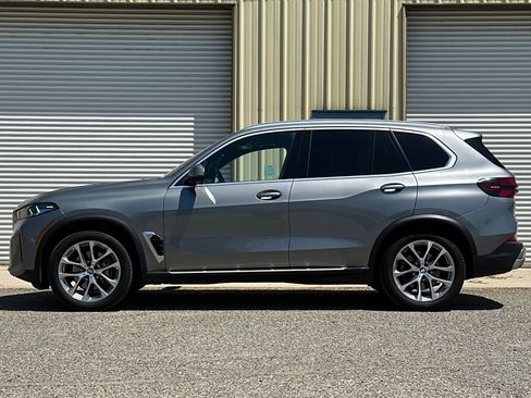 Used 2024 BMW X5 xDrive40i w/ Premium Package image 3