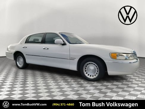 Used 2001 Lincoln Town Car Executive image 1