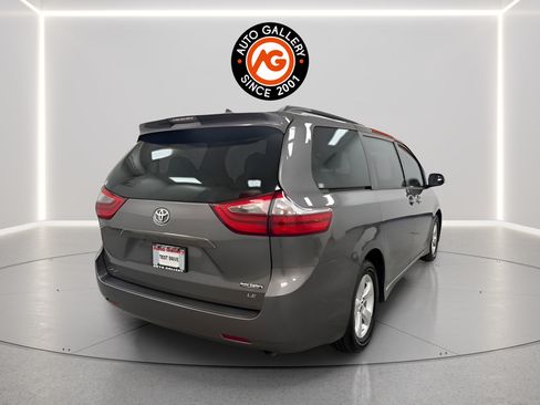 Used 2020 Toyota Sienna LE FWD image 3