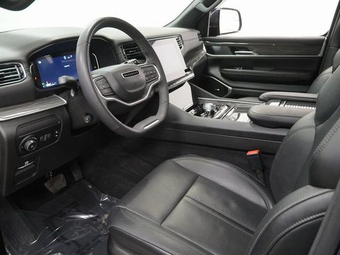 Certified 2022 Jeep Wagoneer Series III w/ Flexible Seating Group image 18