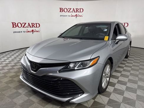 Used 2018 Toyota Camry LE image 4