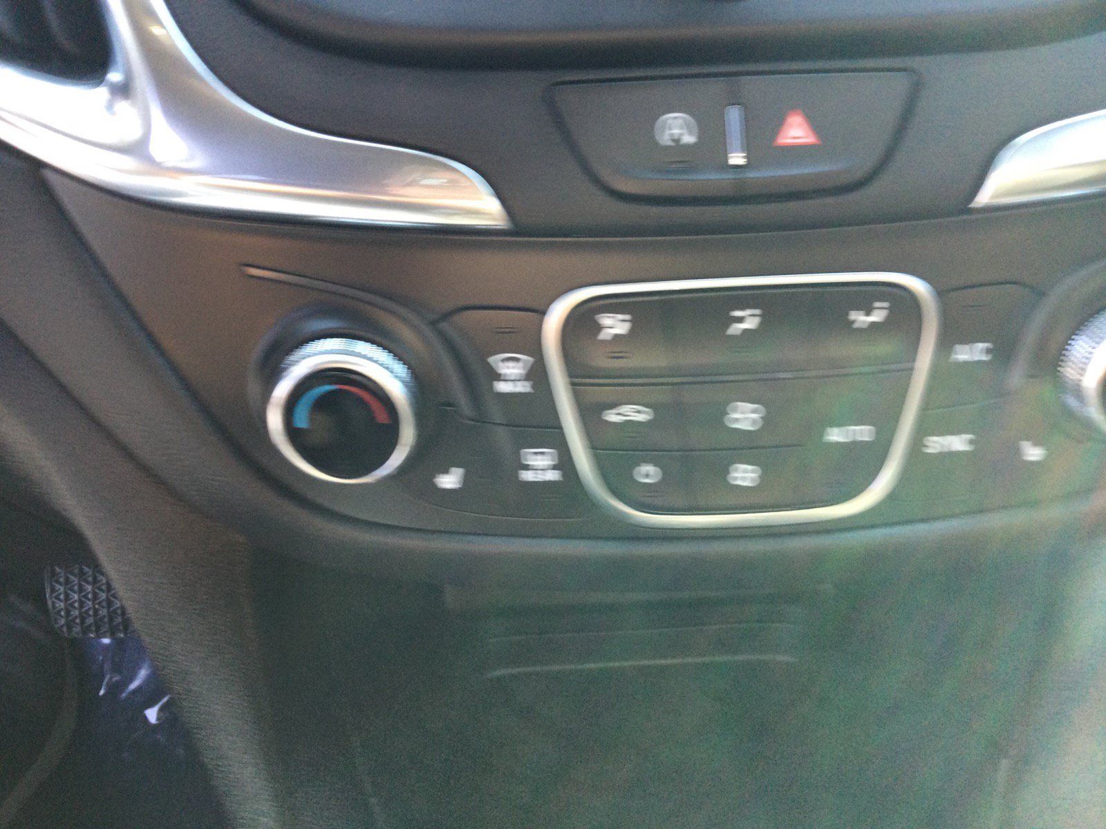 Used 2024 Chevrolet Equinox LT FWD image 16