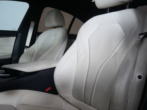 Used 2019 BMW 530e xDrive w/ Convenience Package AWD/4WD image 10