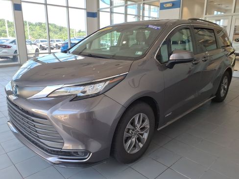 Used 2021 Toyota Sienna LE w/ LE Plus Package FWD image 8
