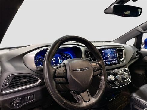 Used 2019 Chrysler Pacifica Touring-L Plus w/ S Appearance Package image 11