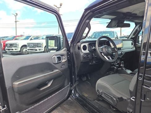 Used 2025 Jeep Wrangler Unlimited Sahara AWD/4WD image 7