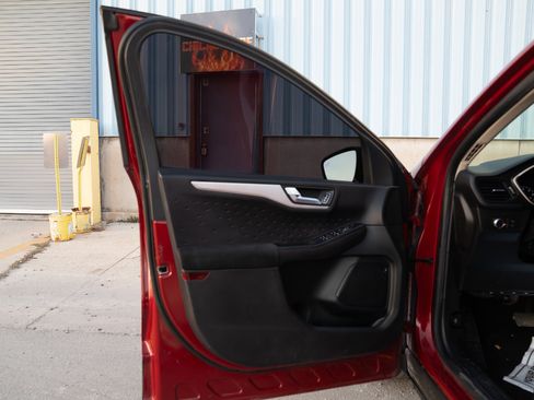 Used 2020 Ford Escape SE image 18