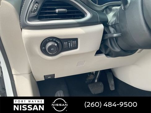 Used 2023 Chrysler Pacifica Touring-L FWD image 18