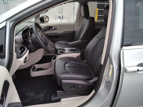 Used 2024 Chrysler Pacifica Touring-L image 9