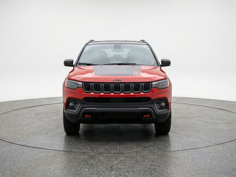 Used 2025 Jeep Compass Trailhawk AWD/4WD image 2