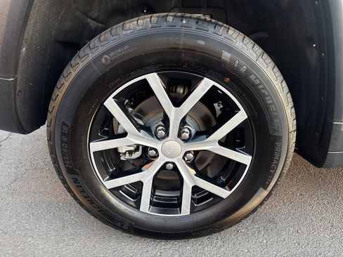 Certified 2024 Jeep Grand Cherokee Limited image 10