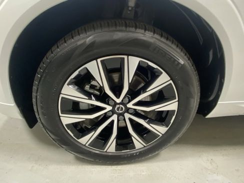 Used 2025 Volvo XC60 B5 Plus image 5