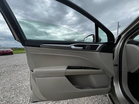 Used 2017 Ford Fusion SE w/ Fusion SE Technology Package FWD image 13