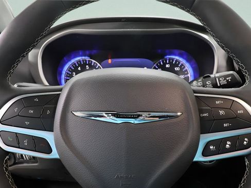 Used 2026 Chrysler Pacifica Select image 12