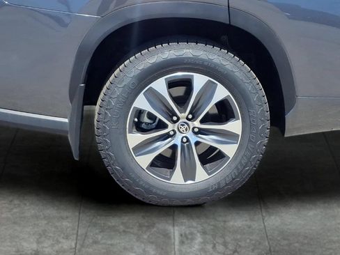 Used 2024 Toyota Highlander XLE AWD/4WD image 25