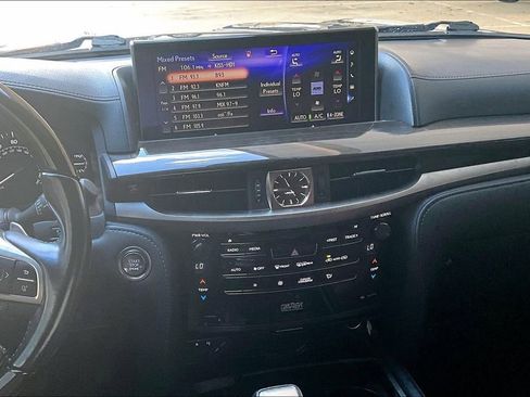 Used 2020 Lexus LX 570 4WD w/ Luxury Package image 8