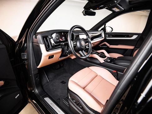 Certified 2026 Porsche Cayenne AWD/4WD image 4