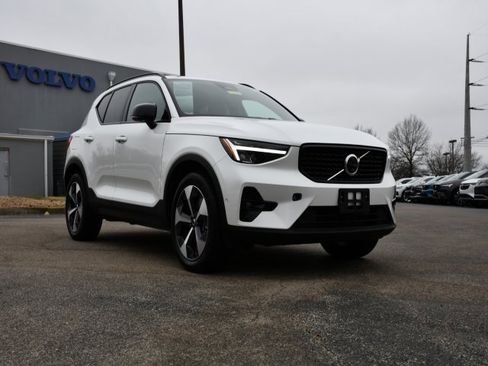 Certified 2025 Volvo XC40 B5 Plus image 30