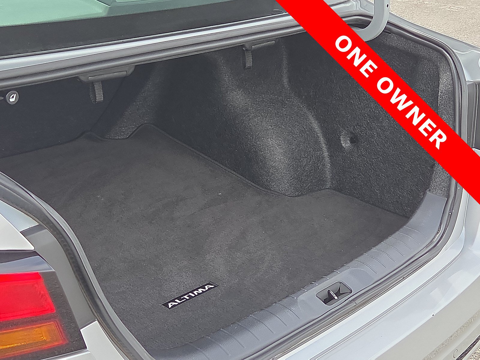 Used 2025 Nissan Altima 2.5 SV FWD image 9
