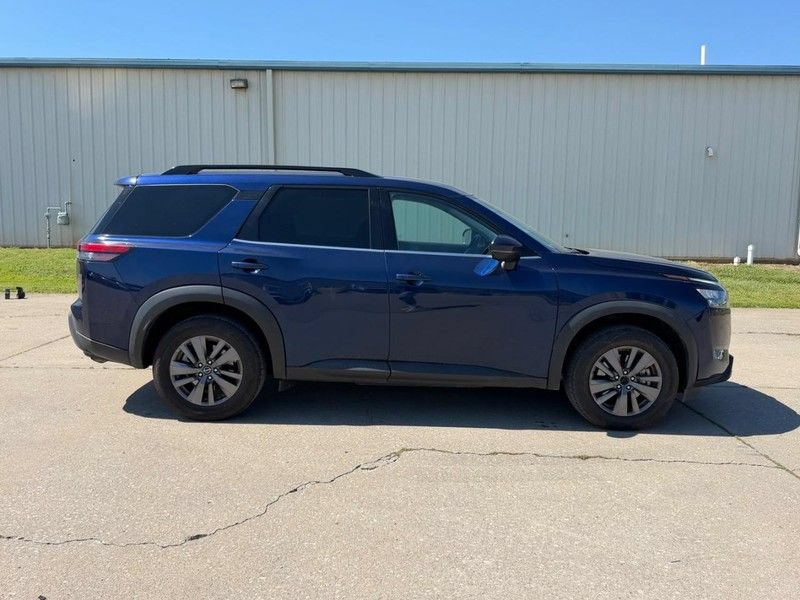 Used 2024 Nissan Pathfinder SV FWD image 2