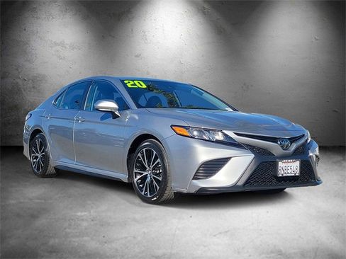 Used 2020 Toyota Camry SE image 2