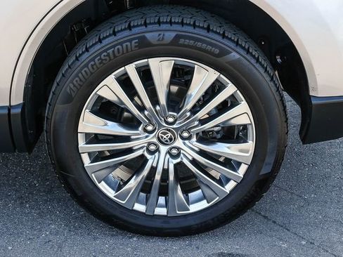 Used 2022 Toyota Venza XLE AWD/4WD image 8