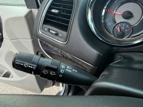 Used 2016 Chrysler Town & Country Touring FWD image 21