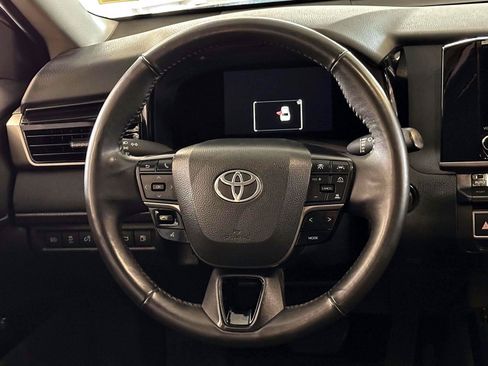 Used 2025 Toyota Camry XLE AWD/4WD image 18