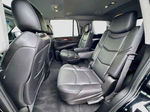 Used 2019 Cadillac Escalade Luxury AWD/4WD image 27