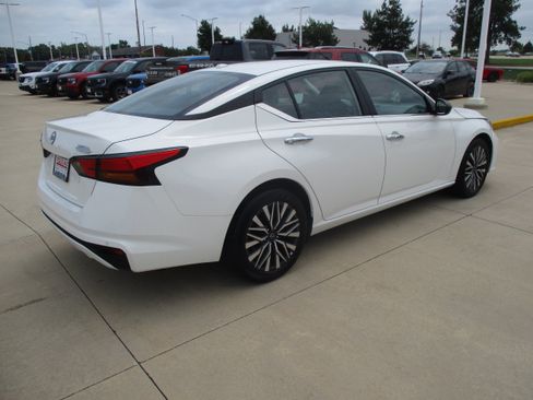 Used 2025 Nissan Altima 2.5 SV FWD image 6
