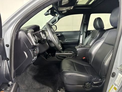 Used 2018 Toyota Tacoma TRD Sport image 29