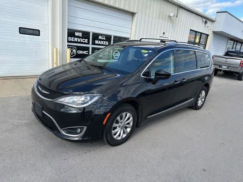 Used 2019 Chrysler Pacifica Touring-L FWD image 14