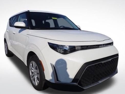 Used 2025 Kia Soul LX image 2