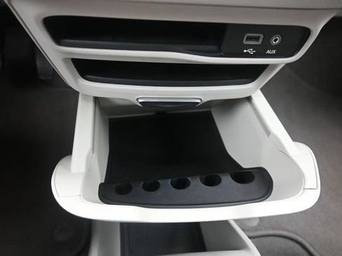 Used 2017 Chrysler Pacifica Touring w/ Tire & Wheel Group FWD image 30