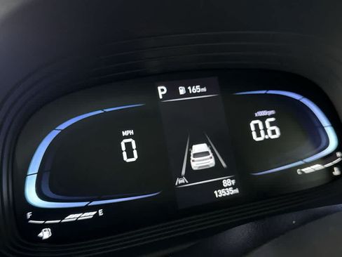 Used 2024 Hyundai Venue Limited FWD image 16
