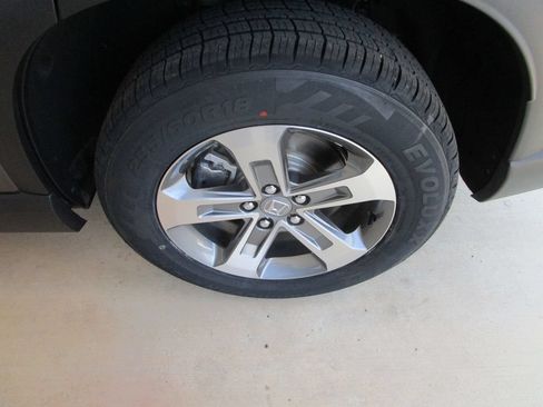 Used 2025 Honda Pilot EX-L image 11