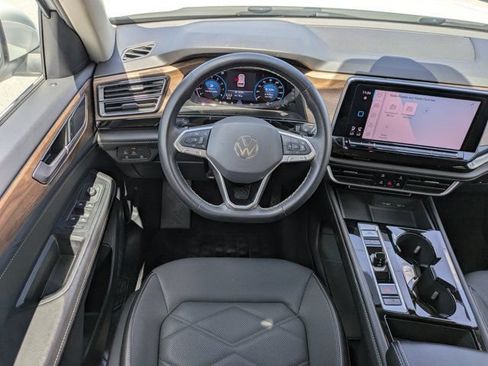 Used 2024 Volkswagen Atlas SE AWD/4WD image 16