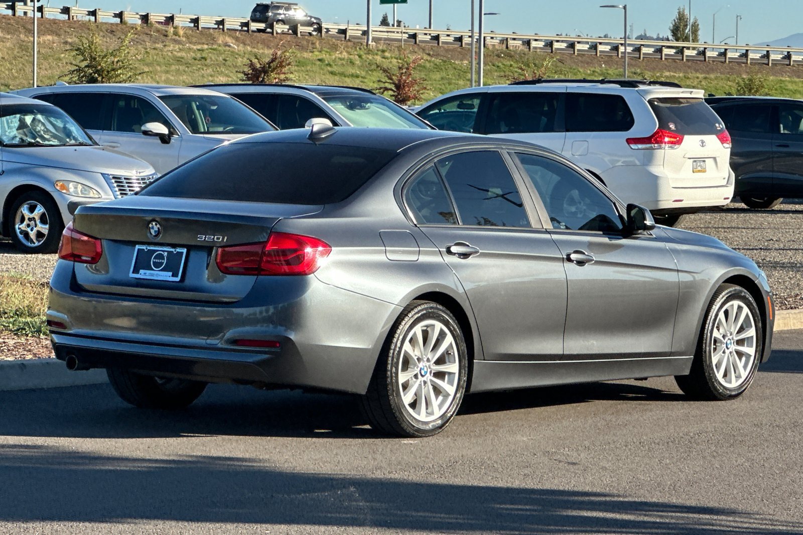 Used 2018 BMW 320i Sedan RWD image 3