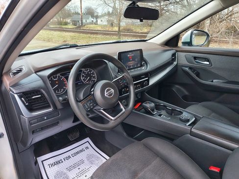 Used 2021 Nissan Rogue SV image 3