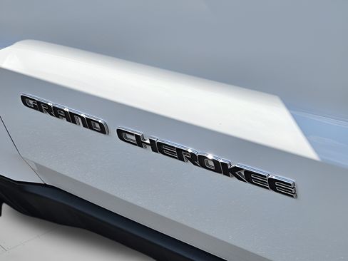 Used 2020 Jeep Grand Cherokee Laredo AWD/4WD image 31