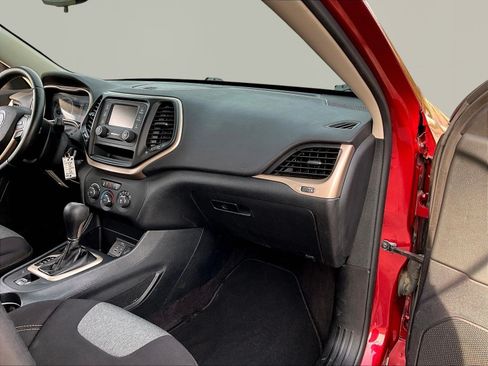 Used 2016 Jeep Cherokee Sport FWD image 24