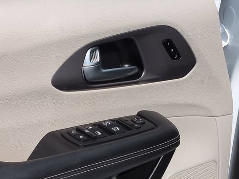 Used 2023 Chrysler Pacifica Touring-L FWD image 10