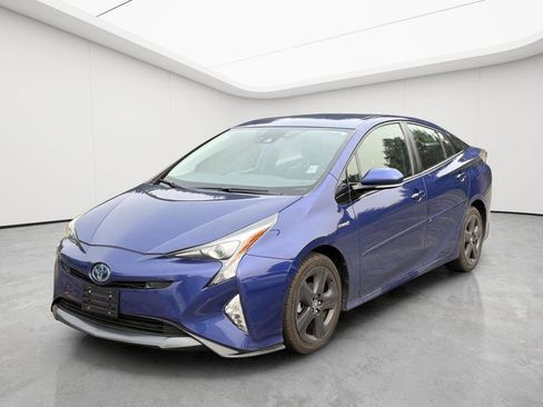 Used 2018 Toyota Prius Three Touring w/ Appearance Package FWD image 2